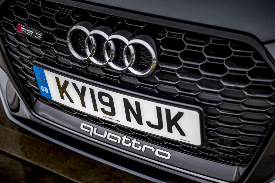Логотип Audi RS3 Sedan Sport Edition (8V) 2019 года  (UK) (фото 29 из 40)